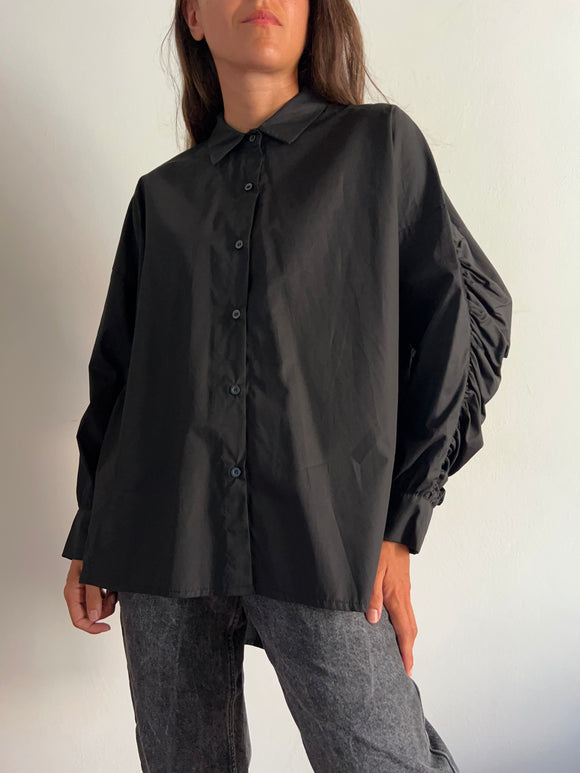 PRE ORDINE • Camicia oversize con manica arricciata nera