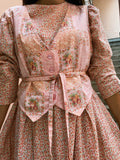 Abito rosa con gilet