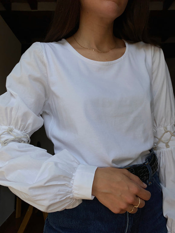 Maglietta bianca con maniche a sbuffo