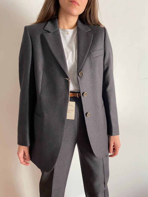 Completo grigio scuro