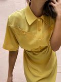 Abito giallo con cintura