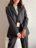 Completo grigio scuro