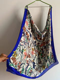 Foulard di seta fiorato bianco bordo bluette con viole
