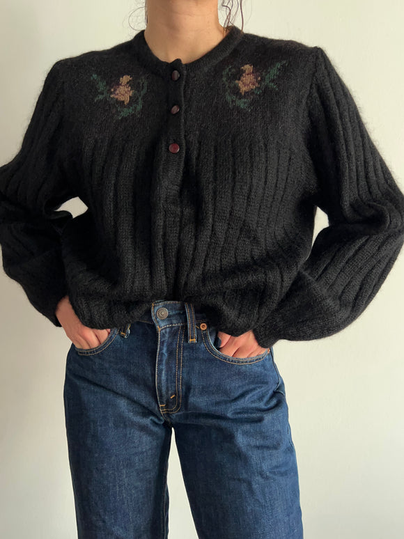 Maglione nero a fiori