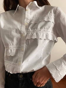 Camicia bianca con dettagli in pizzo asimmetrici