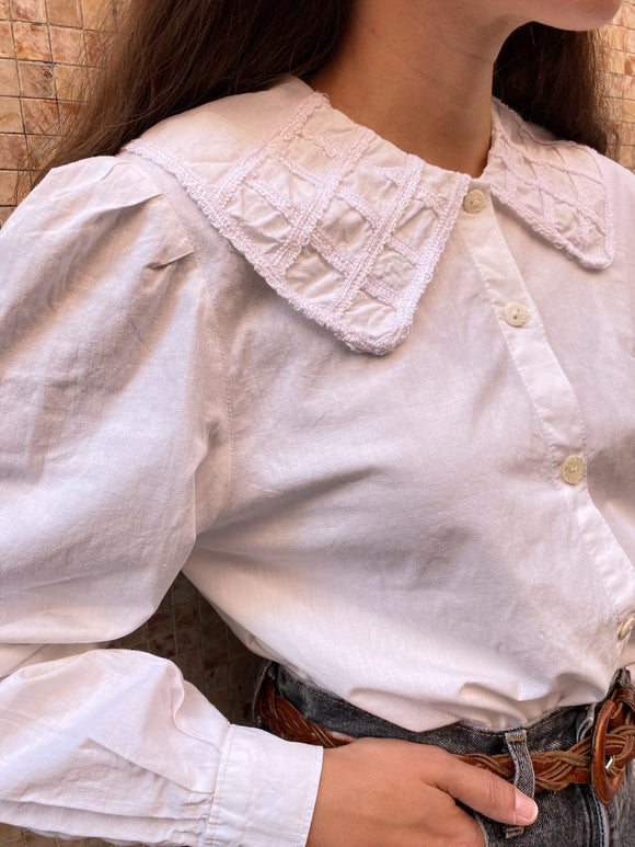 Camicia bianca con colletto grande decorato