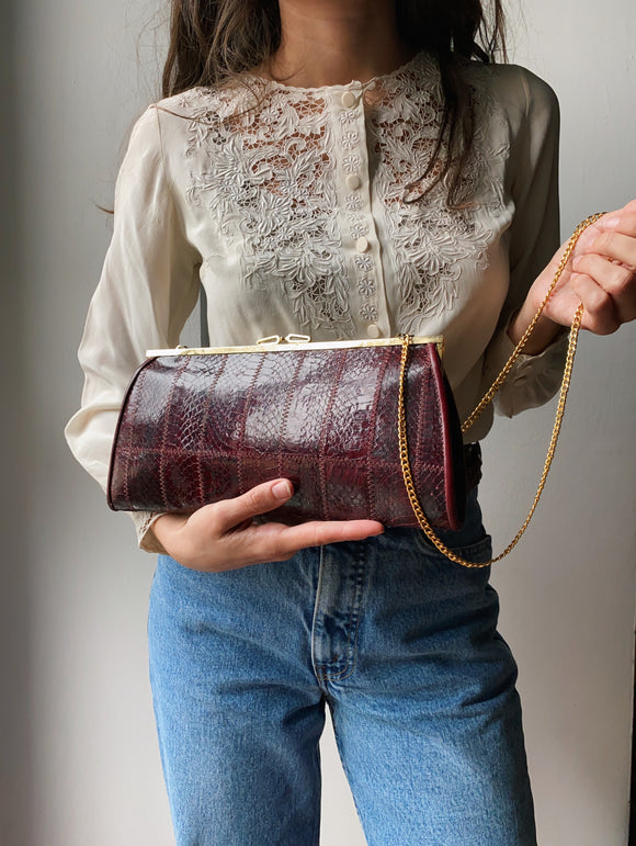 Borsetta bordeaux con catenina