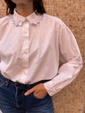 Camicia bianca con profilo azzurro
