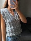 Gilet di lana intrecciato grigio fatto a mano