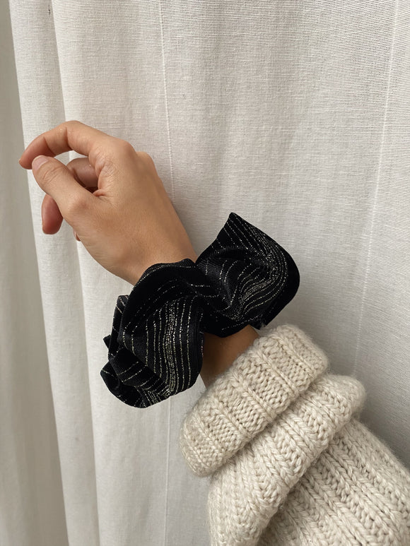 Scrunchie di velluto a righe brillantinate