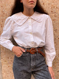 Camicia bianca con colletto grande decorato