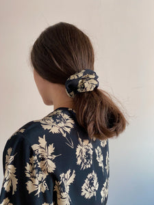 Scrunchie di seta a fiori