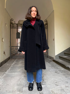 Cappotto nero con sciarpa