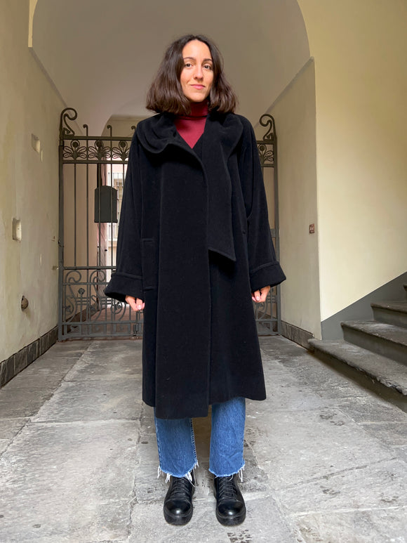 Cappotto nero con sciarpa