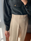 Pantaloni di lana beige con bottoncini ricoperti