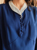 Abito blu con colletto bianco