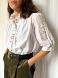 Camicia bianca con rouche e ricami