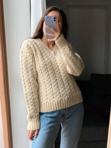 Maglione di lanona panna intrecciato scollo V fatto a mano