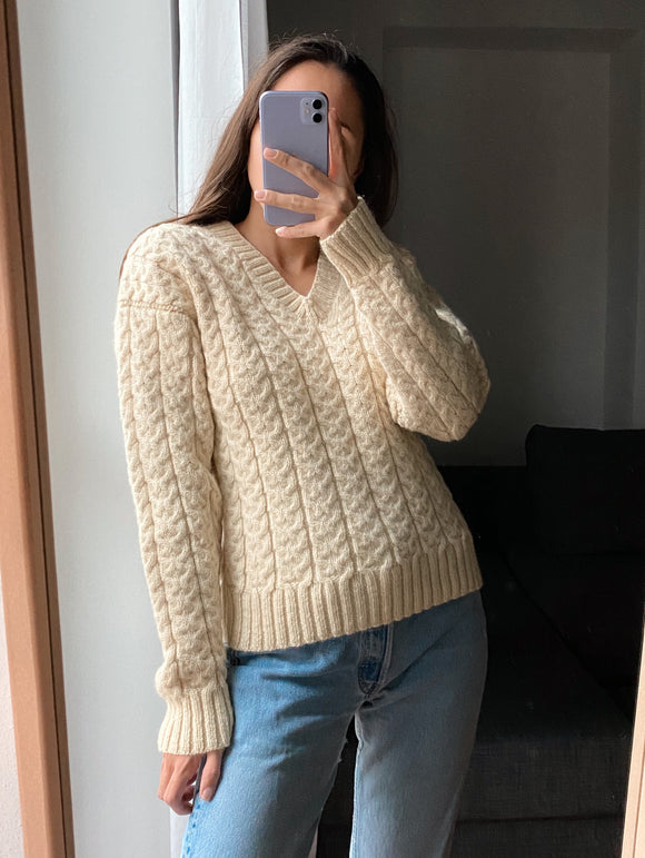 Maglione di lanona panna intrecciato scollo V fatto a mano