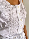 Top bianco con incrocio e perline