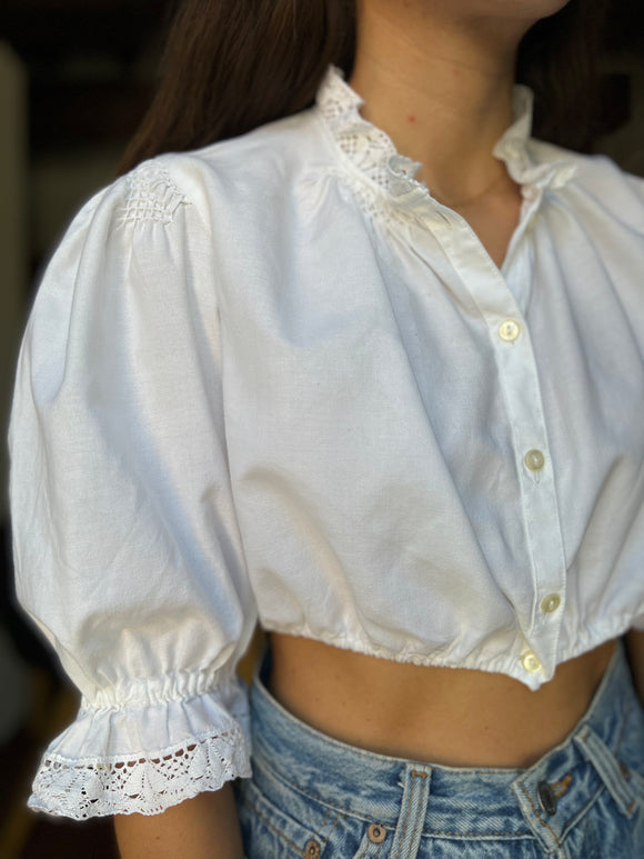 Camicia bianca crop con maniche a sbuffo