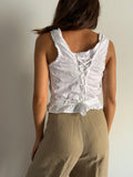 Top bianco con incrocio e perline
