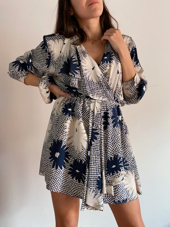 Completo di seta bianco e blu
