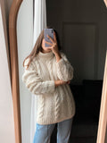 Maglione di lanona panna intrecciato a collo alto fatto a mano