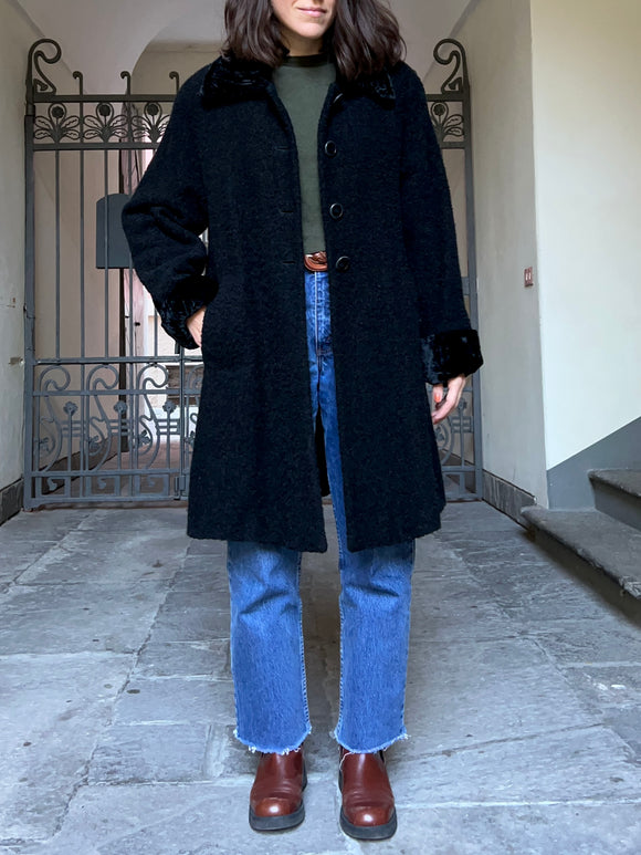 Cappotto nero con profili in velluto