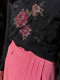 Maglione nero con fiori applicati