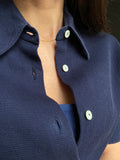 Camicia blu con colletto a punta