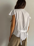 Camicia bianca con pieghe e ricami
