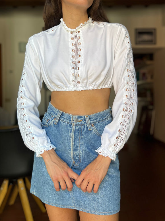 Camicia bianca crop con manica crochet