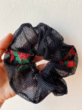 Scrunchie nero traforato con ricami
