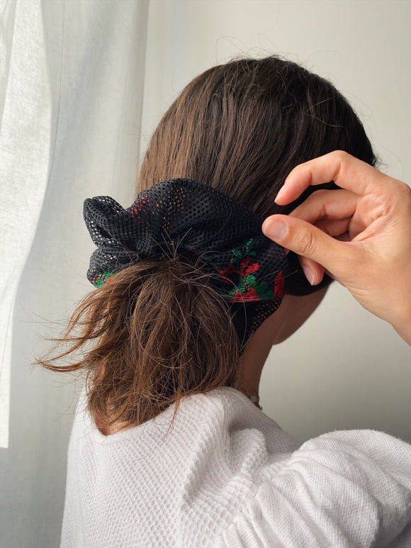 Scrunchie nero traforato con ricami