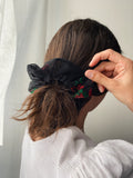 Scrunchie nero traforato con ricami