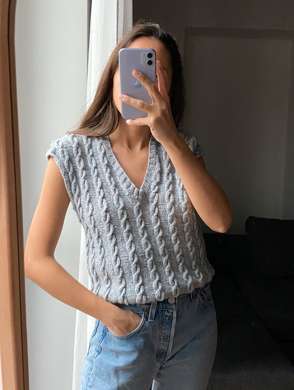 Gilet di lana intrecciato grigio fatto a mano