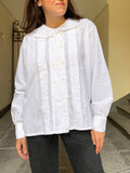 Camicia bianca con colletto grande e ricami