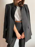 Completo grigio scuro con colletto