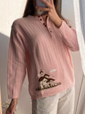 Maglione rosa con ricamo e bottoncini marroni