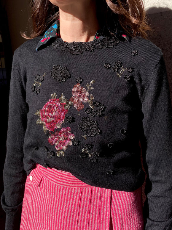 Maglione nero con fiori applicati