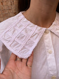 Camicia bianca con colletto grande decorato