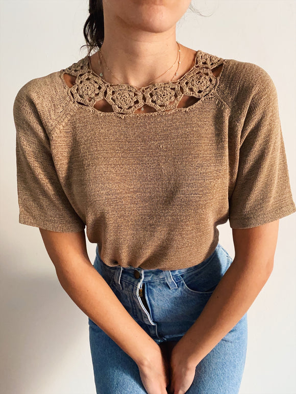 Maglia di filo beige crochet