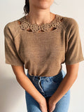 Maglia di filo beige crochet