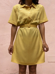 Abito giallo con cintura