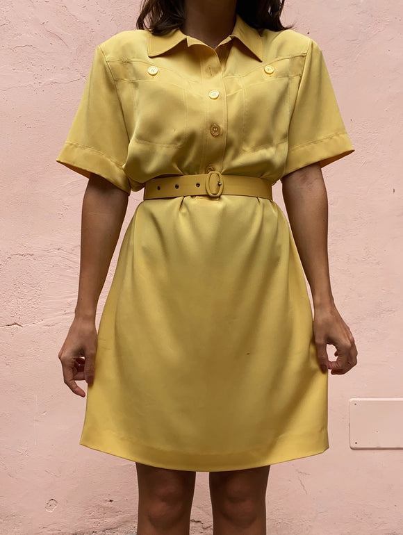 Abito giallo con cintura