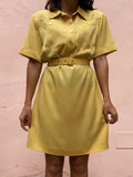 Abito giallo con cintura