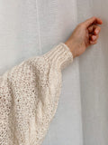 Maglione bianco con maniche a sbuffo