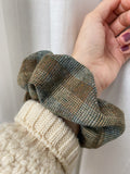 Scrunchie di lana a quadretti verde oliva