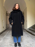 Cappotto nero con sciarpa